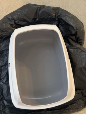 Kattlåda - Säljer en rektangulär plastlåda i vitt och grått med tillhörande lock. KATTLÅDA !!