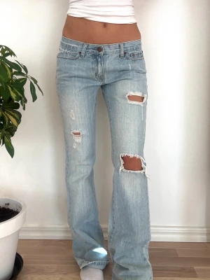 Abercrombie & fitch lågmidjade jeans  - Stirlek ”6” ~ XS/S. Rakt över midjemått: 37cm. Innebenslängd:  79cm. Skickas inom 24h. Se liknande plagg i min profil!