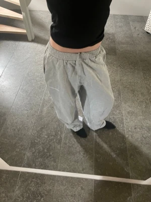 Gråa iets frans  - Säljer ett par grå mjukisbyxor från Urban otfitters, perfekta dansbyxor!