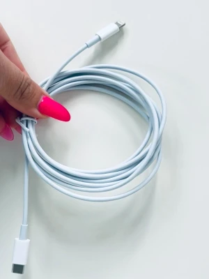 Vit USB-C till Lightning-kabel - Lång vit USB-C till Lightning-kabel från Apple, perfekt för laddning och synkronisering av iPhone eller iPad. Kabeln är rund och flexibel med klassisk Apple-design och passar till många olika Apple-enheter. 2 meter lång 