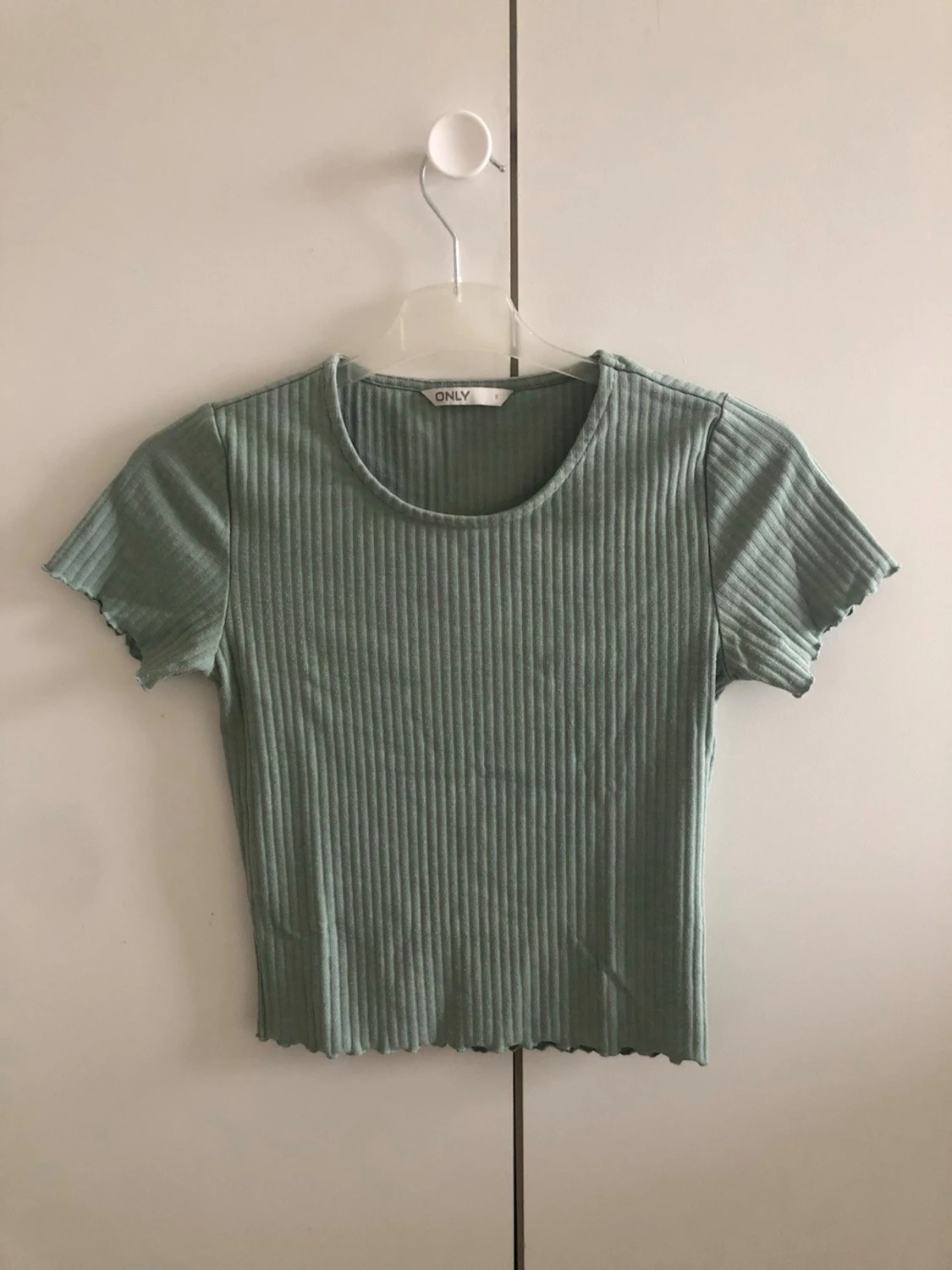 Ribbad grön croppad topp från ONLY