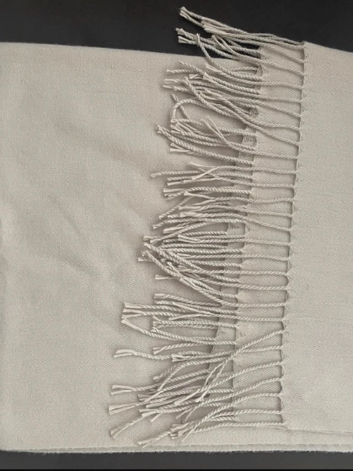 Beige mjuk halsduk med fransar - 2