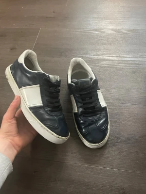 Valentino mörkblåa sneakers - Snygga mörkblåa valentino flycrews dom saknar några nitar där bak men går att hitta billigt och är enkelt att fixa annars är dom i bra skick. Storlek 39 men passar 40 och  41 