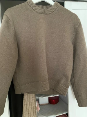 Beige stickad tröja Gina Tricot - Stickad tröja i beige från Gina Tricot. Tröjan har en rak passform och väldigt skön. Säljer då den inte kommer till användning, inga skavanker!💕