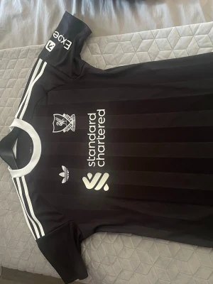 Svart Liverpool Adidas matchtröja - Snygg svart Liverpool matchtröja från Adidas. Anävd fåtal gånger och är köpt äkta från unisport. Köpt för 1100kr säljer för 449kr