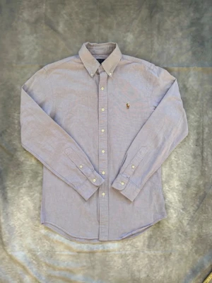 Ralph Lauren skjorta - Ralph Lauren skjorta i ny skick! Inga fläckar, eller hål! Storlek M. Axelbredd 43cm, längd 72cm Priset är inte spikat!