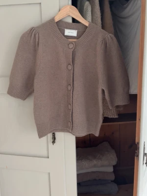 Trekvartströja  - Säljer min superfina tröja som ej kommer till användning, nypris 999