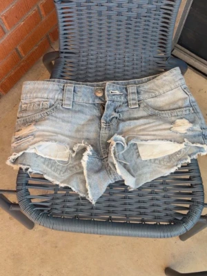 Lågmidjade jeansshorts - Säljer jätte snygga ljusblå jeansshorts i storlek xs från Gina tricot perfekta till sommaren och passar till allt❤️❤️ 