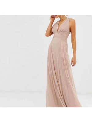 Balklänning  - Säljer denna fina ljusrosa balklänningen! Den är från asos och ska vara tall💕 har tyvärr inga bilder med den på mig för den är för liten i midjan och för stor i bysten💕