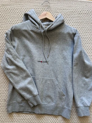 Saint Laurent hoodie - Och och välkommen till liljestrands nu säljer vi en saint Laurent hoodie osäker på äktehet därav pris den sitter mer som xs skulle jag säga inga defekter eller liknande kontakta vid intresse osv mvh Liljestrand