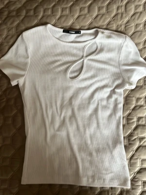 Vit häftig topp - Vit fräck topp med knapp vid ena bröstet. Aldrig använt 
