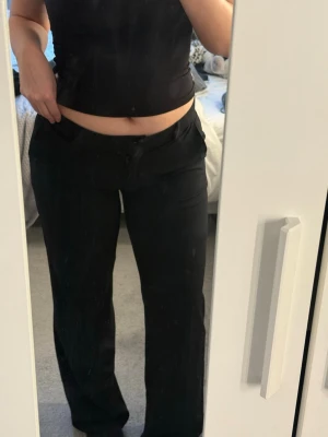 Svarta kostymbyxor med raka ben - Super snygga svarta mid kostymbyxor. Kommer inte till användning mer🤍 Passar även S/36