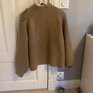 Beige stickad tröja - Mysig beige stickad tröja med breda ärmar och krage! Jätte fin och super bra skick! 