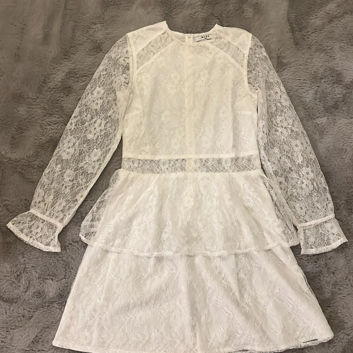 Vit spetsklänning från NA-KD studentklänning 