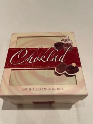 Chokladtillverkningskit med receptbok - Innehåller en bok med 128 sidor instruktioner och recept. Inkluderar bakverktyg som en bakpensel, formar och tyllar.