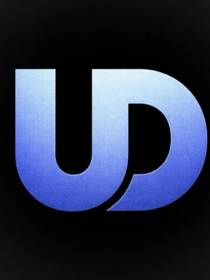 Blå UD-logga i gradient - Snygg logotyp med bokstäverna UD i en blå till ljusblå gradient mot svart bakgrund. Modern och stilren design som passar till digitala projekt, tryck eller dekoration.