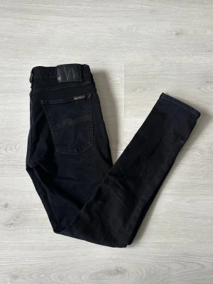Nudie 31/32 - Ett par riktigt feta Nudie jeans! De är i mycket bra skick och utan defekter:)  Skriv vid frågor och kolla gärna in min profil för fler jeans o kläder. Vid köp av fler plagg kan att schysst paketpris fixas:)
