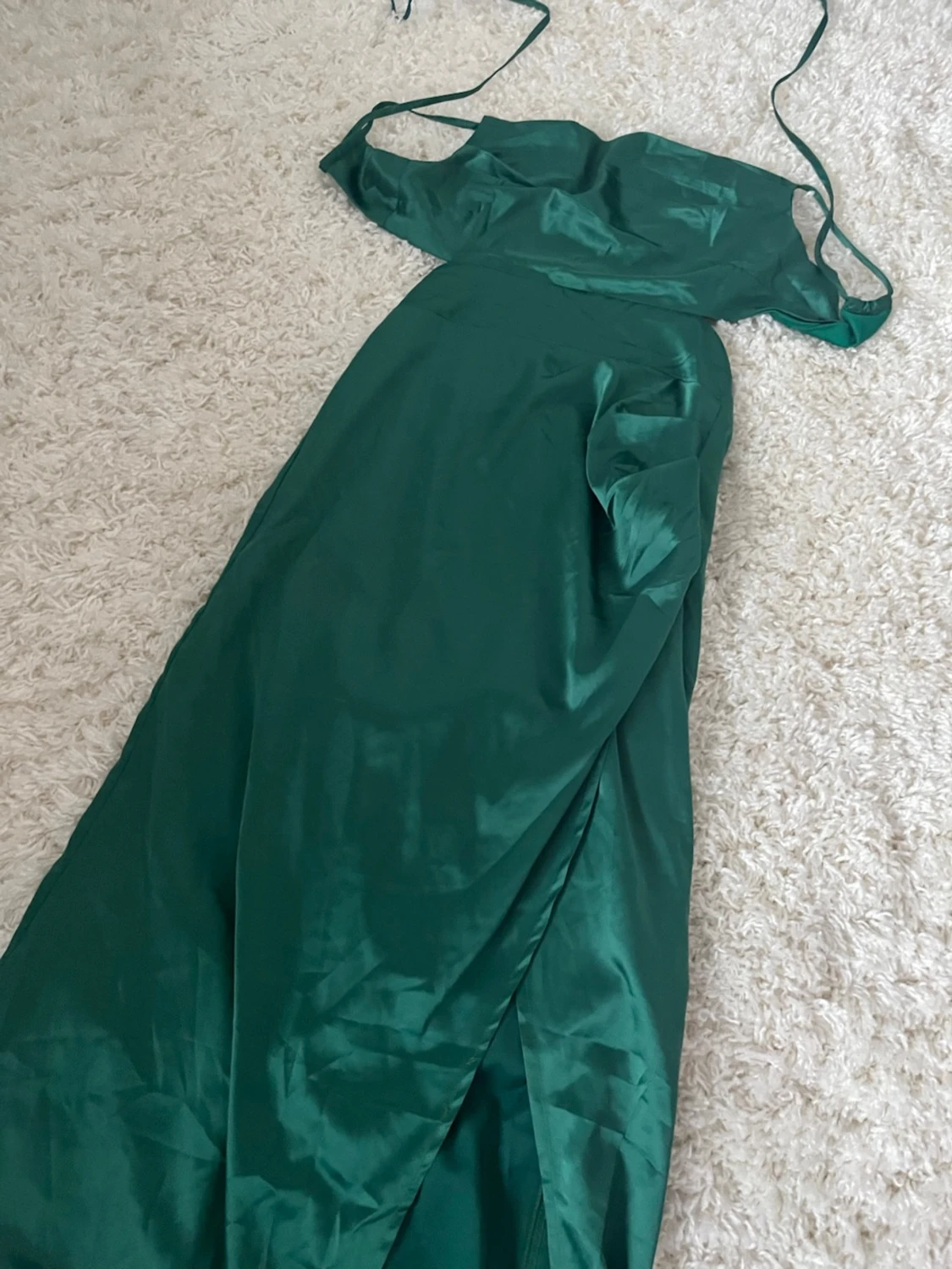 Grön långklänning i satin