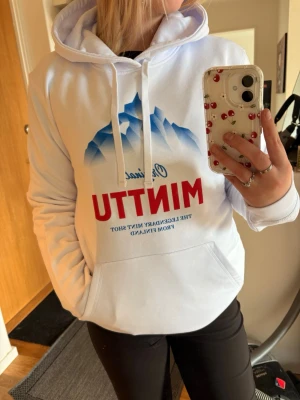Minttu hoodie  - Vill du vara coolast i backen? Då ska du ha en sånhär! Helt ny minttu hoodie i storlek M. Nypris 600kr mitt pris 300kr