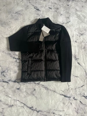 Cardigan - En mycket fin knappt använd cardigan med inga defekter. Jackan köptes som present men kom aldrig till användning bara för att jag inte tyckte om den. Sitter fint i storlek.  Priset kan diskuteras!