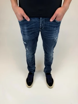 Dondup Jeans George  - Dondup Jeans George! Trendigaste jeansen på marknaden.  Ny pris= 4000 kr Säljs för= 1199 kr (Modellen har original slitningar från fabrik vilket är väldigt eftertraktat och populärt)