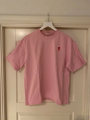 Ami Paris T-shirt  - Tjena! Säljer nu denna extremt snygga T-shirt från Ami Paris. Storlek L och i väldigt bra skick! Priset är ej hugget i sten så hör av dig vid minsta fundering:)