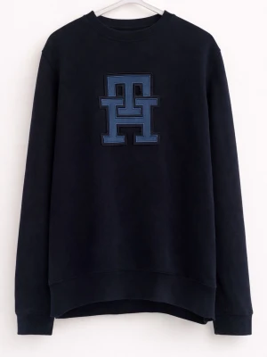Mörkblå sweatshirt Tommy Hilfiger - Mörkblå sweatshirt från Tommy Hilfiger med stort TH-logotypbroderi i blå toner på bröstet. Tröjan har rund halsringning, långa ärmar och ribbade muddar vid ärmslut och nederkant. Tillverkad i mjukt bomullsmaterial för en skön och avslappnad look.