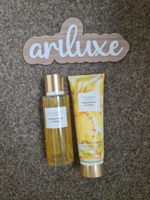 Victoria's Secret Pineapple & Shea duo - Set med body mist och body lotion från Victoria's Secret i doften Pineapple & Shea. Mist i genomskinlig plastflaska med guldfärgat lock, lotion i tub med tropiskt motiv och guldfärgad kork. Fräsch, fruktig doft med inslag av ananas och sheasmör. Bodylotion helt ny och oöppnad, bodymist använd en del enligt bild 3