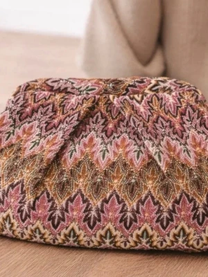Rosa boho clutch - missoni inspirerad  - Säljer en kuvertväska med färgstarkt mönster i rosa, brunt, orange och beige. Väskan är gjord i tyg med broderade detaljer och har en mjuk, veckad form. Perfekt accessoar för att lyfta din outfit.