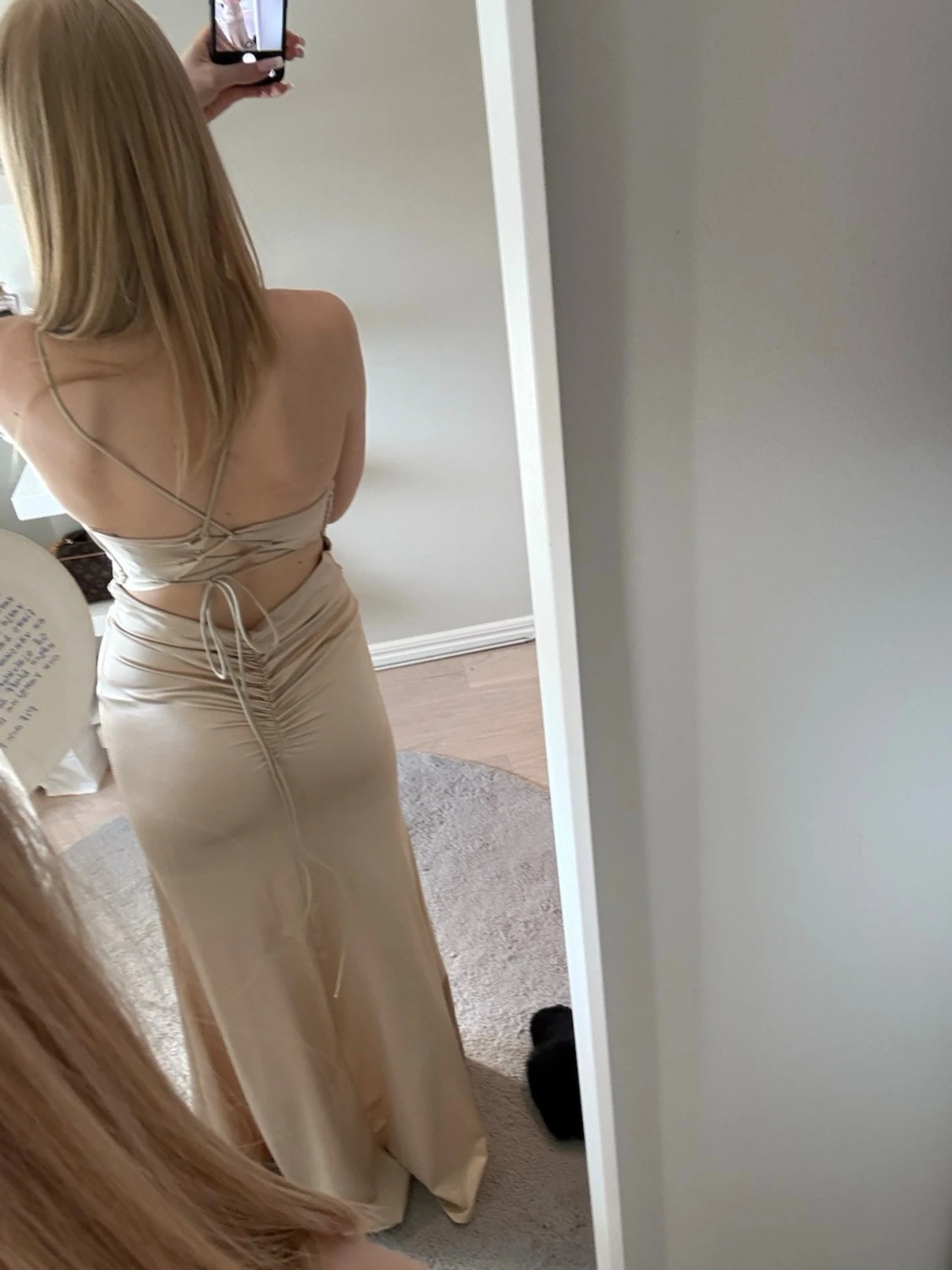 Champagnefärgad långklänning med snörning - 1
