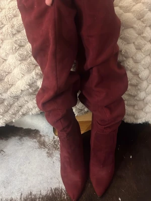 Röda klackskor - Vinröda sammet-klackskor med dragkedja på sidorna och pösigt material. Är originellt storlek 38 men funkar på mig som är 36/37. Skriv för frågor☺️