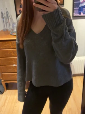 Mörkgrå stickad v-ringad tröja - Mysig mörkgrå stickad tröja med v-ringning 