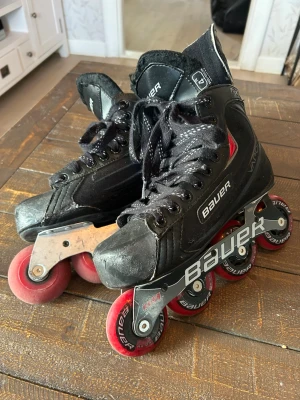 Svarta inlines Bauer Vapor RX05 JR 4 Regular - Säljer ett par svarta rullskridskor av modellen Bauer Vapor RX05 storlek 4 R, motsvarar ca 37,5. Hjulen behöver ev bytas beroende på vad man föredrar.