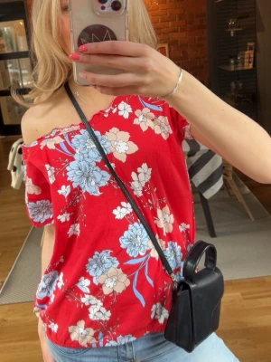Röd blommig offshoulder blus - Superfin blus!!💓💓