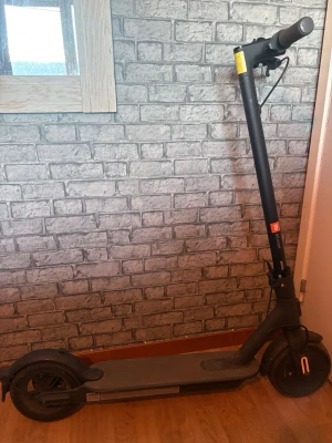 Svart elscooter Xiaomi Mi Electric - Säljer en svart elscooter från Xiaomi, modell Mi Electric Scooter. Scootern har digital display, ringklocka och reflex på styret. Den är tillverkad i metall och plast och har en stilren, modern design.