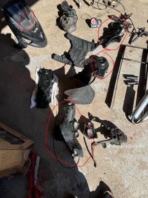 Svarta plastdelar till moped - Olika svarta plastdelar till moped, inklusive kåpor, instrumentpanel och skydd. Delarna är av hård plast och har detaljer som hål för skruvar och fästen. Passar för dig som behöver reservdelar eller vill bygga om din moped.