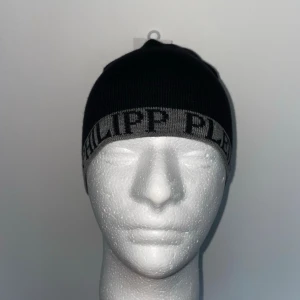 Philipp Plein Mössa, Mörkblå, One size - Helt ny, högkvalitativ replika Storlek: One size  Pris: 349kr Leverans: Skickas inom 24 timmar Observera: Begränsat antal i lager – först till kvarn gäller  