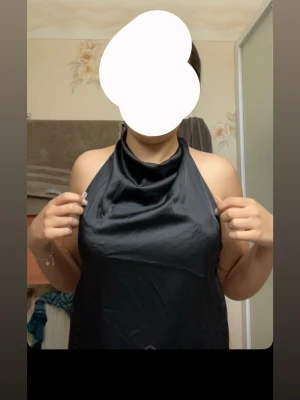 Svart topp - Jag säljer min svarta topp som jag fick i födelsedagspresent. Jag har använt den fåtal gånger och det är inga effekter på den. Den är PERFEKT till fester och bara en utekväll. Pris går att diskuteras!