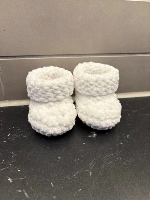 Virkade bebisskor  - Super söta virkade bebisskor i vitt - passar nyfödda och upp till 6 månader 🤍