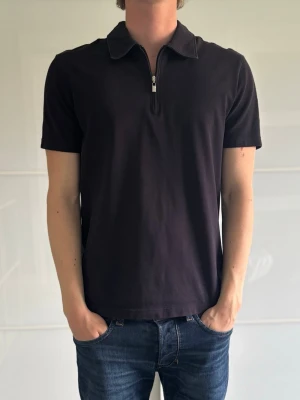 Tiger of Sweden piké - Tiger of Sweden piké med halvzip, mycket fin mörkblå piké som sitter snyggt och bekvämt, perfekt till sommaren och ett bra kap