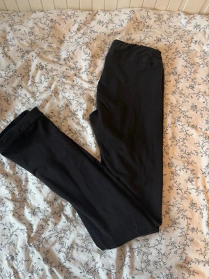 Konståknings byxor från skateforce - Svarta konståknings byxorsom kan dras över klacken på skridskorna från märket skforce, Säljer pga att de är för små. Enligt mig passar de alla upp till 160 och dessa har också fleece som gör dig lite varmare. Skick är som i bilder, små hål vi hälen, och väldigt lite noppiga vid hälen men det syns inte och känns inte om man inte pillar på det