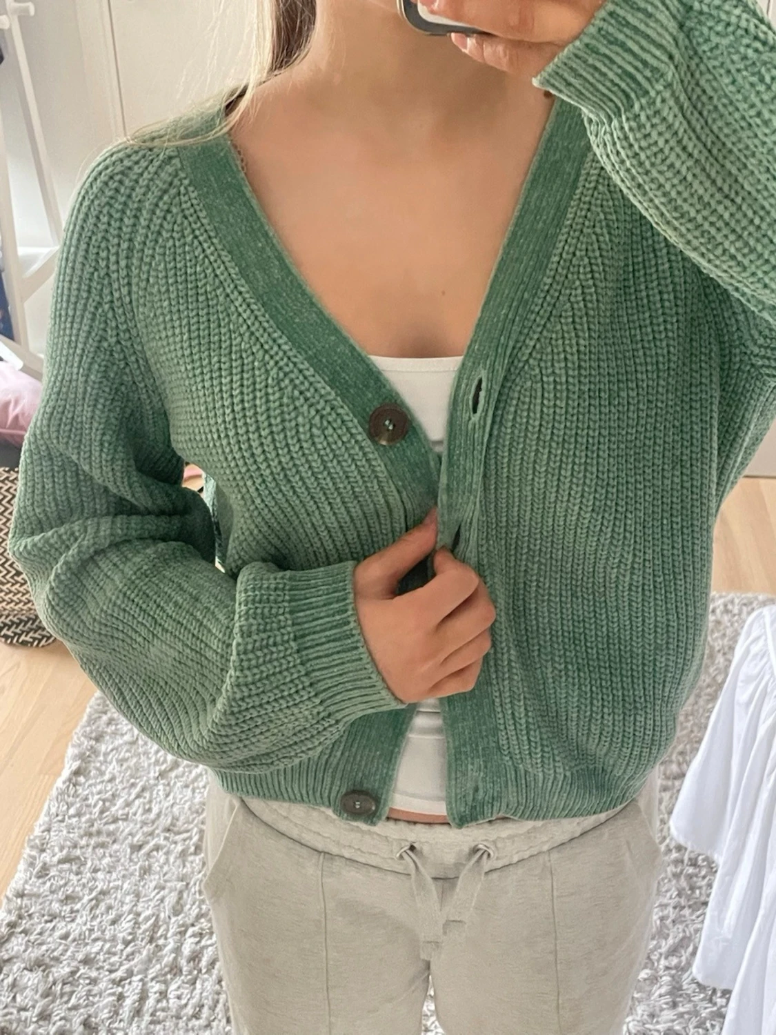 Grön stickad kofta med knappar - 2