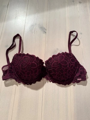 Victoria secret PINK spets bh  - Superfint skick. Knappt använd. Inte mycket push-up, men Helle ringde helt tunn i kupan. Mått på midjeomkretsen finns på bild (detta är bandets längd utan att vara utstretschad. 