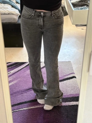 Grå bootcut jeans  - Gråa jeans med vida ben från Ginatricot! Ganska långa på mig som är 157! Nästan aldrig använda! Så fint skick!