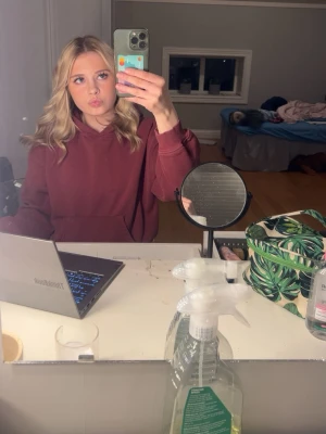 Vinröd hoodie med huva - Säljer en vinröd hoodie med huva och känguruficka framtill. Hoodien har en avslappnad passform och är perfekt för en chill och bekväm stil. Inget synligt märke på framsidan. Passar dig som gillar basic och stilrena plagg.