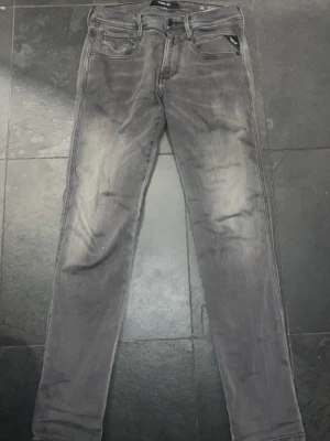 Replay Anbass jeans - Säljer ett par replay anbass jeans i storlek 29