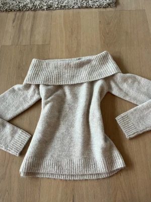 Beige off shoulder stickad tröja - Snygg beige stickad tröja från Gina Tricot som formar sig fint efter kroppen. Den är i storlek 158/164, skulle säga att det är ungefär som xs/s. Aldrig använd!!