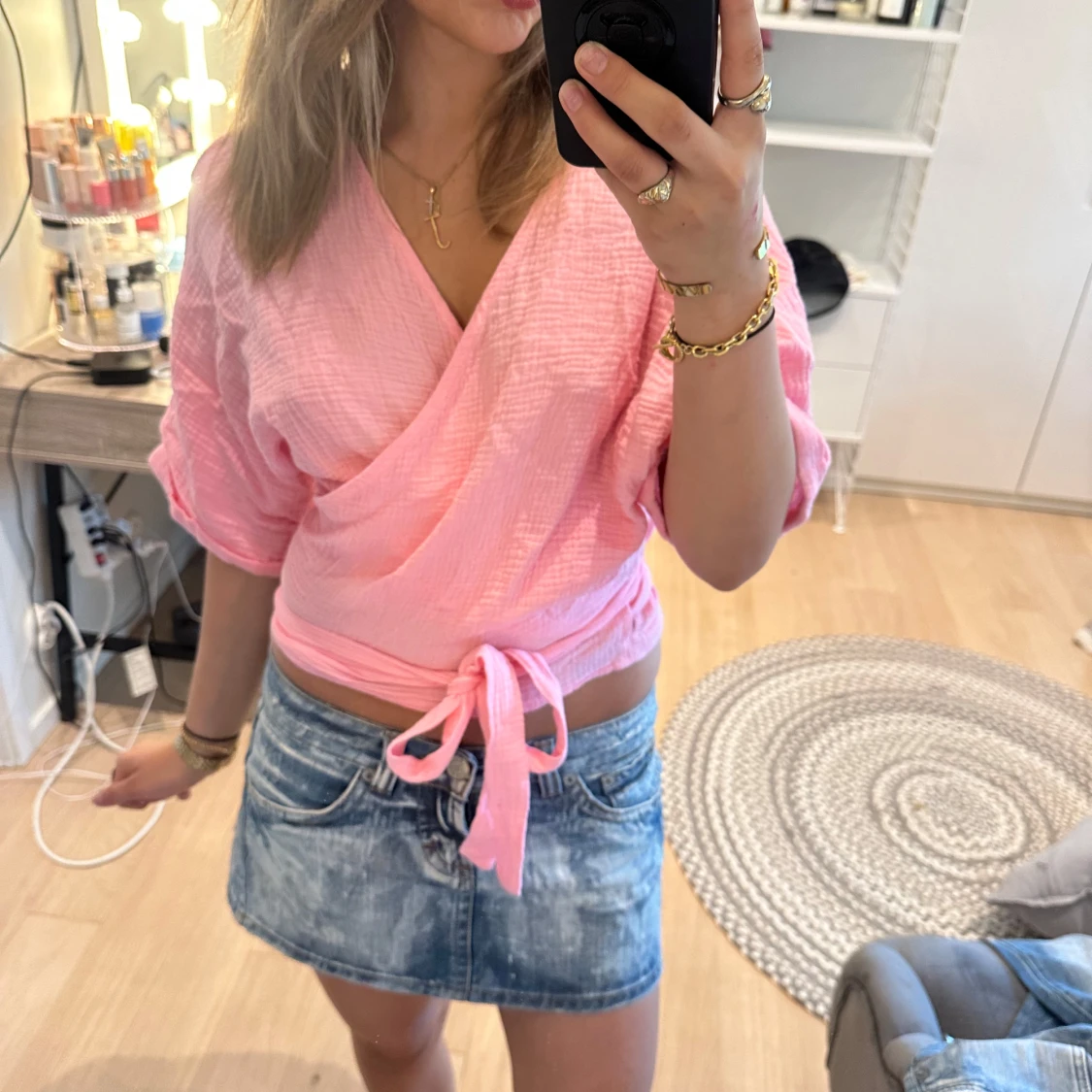 Rosa omlottblus med knyt i midjan