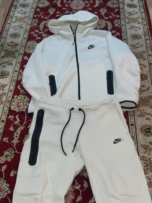 Nike Tech  - Helt vit Nike tech i Förpackning ej använd alls i Storlek M 