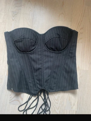 Korsett - Säljer denna korsetten som passar bra t fest helt ny därmed bra skick passar både S och M 